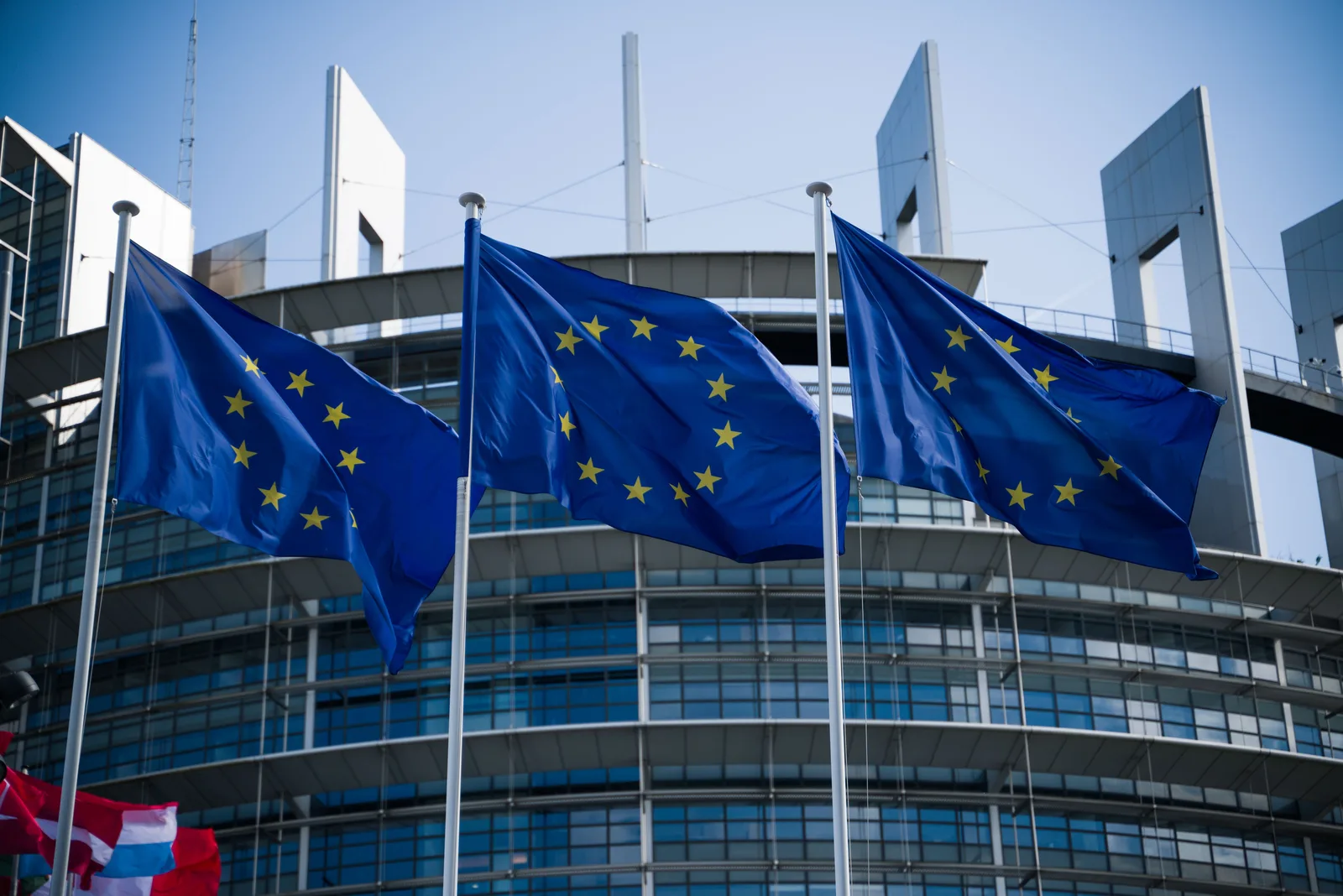 Flagi Unii Europejskiej powiewające przed budynkiem Parlamentu Europejskiego w Strasburgu (photo: Pexels, https://www.pexels.com/photo/european-union-flags-at-strasbourg-parliament-39049421/)