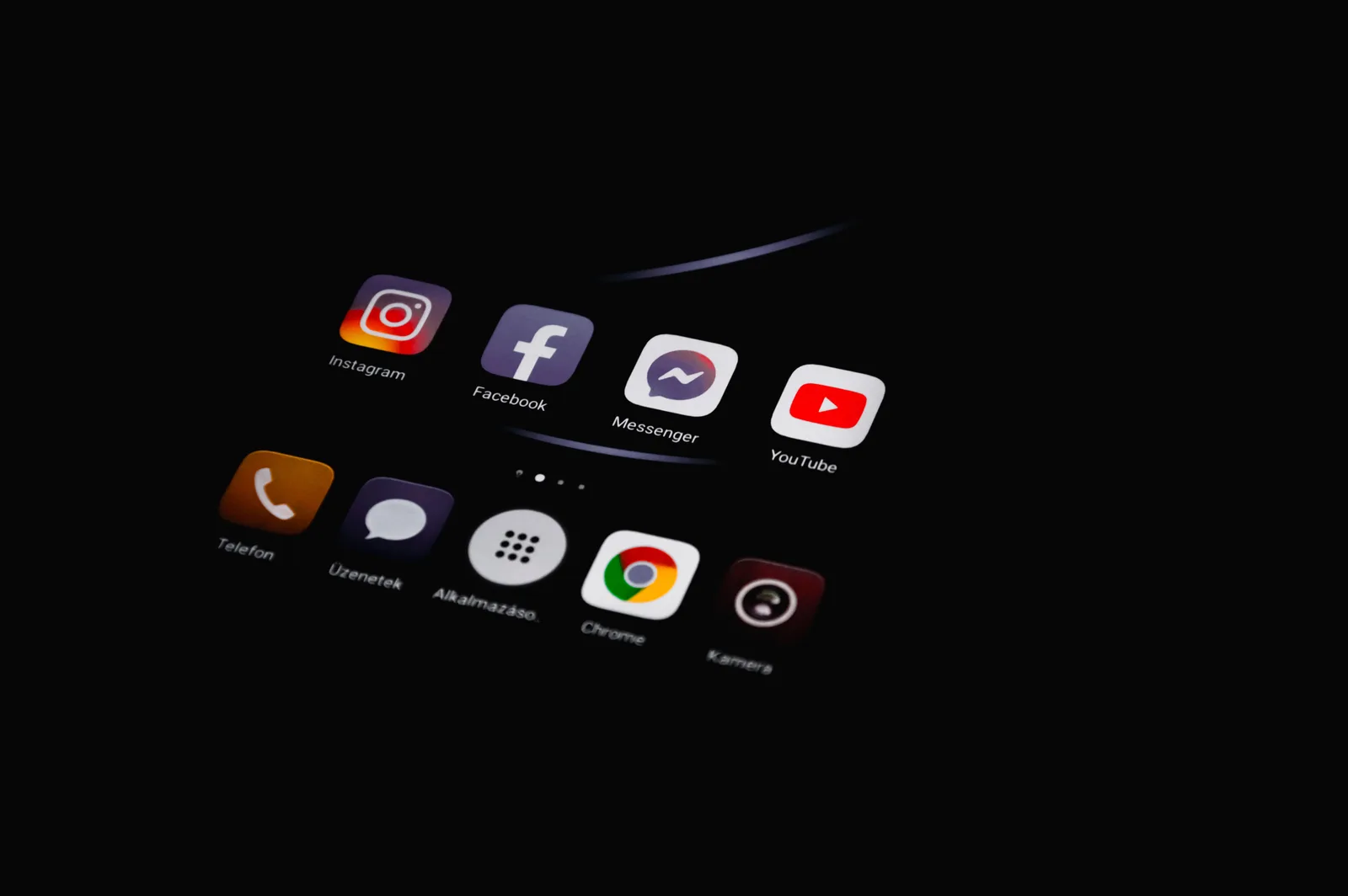 Close-up of a smartphone screen with social media app icons – Instagram, Facebook, Messenger and YouTube – on a dark background (photo: Pexels, https://www.pexels.com/photo/close-up-shot-of-app-icons-5678243/)